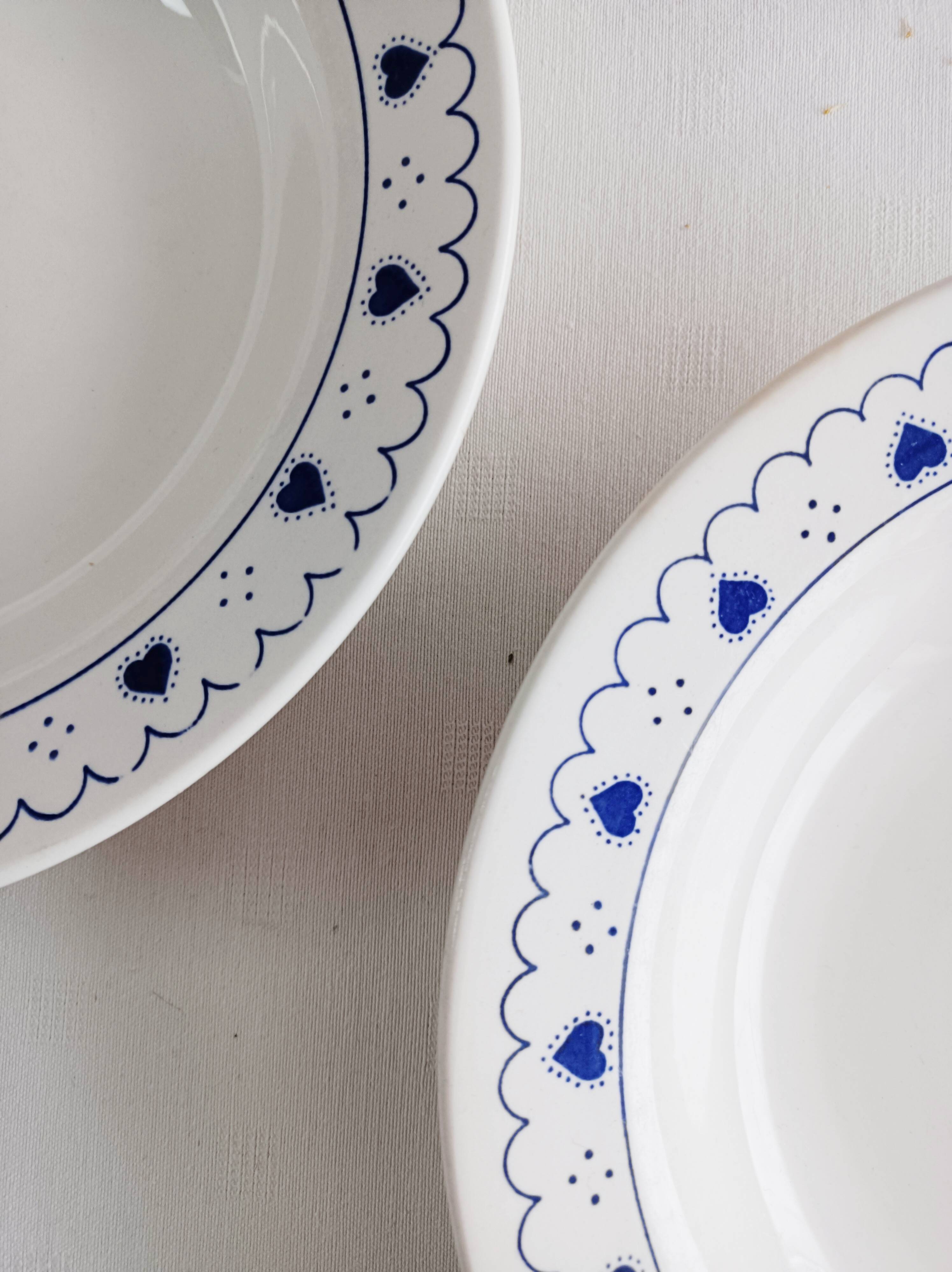 Set of 2 blue heart-shaped deep plates Oxford Brazil.