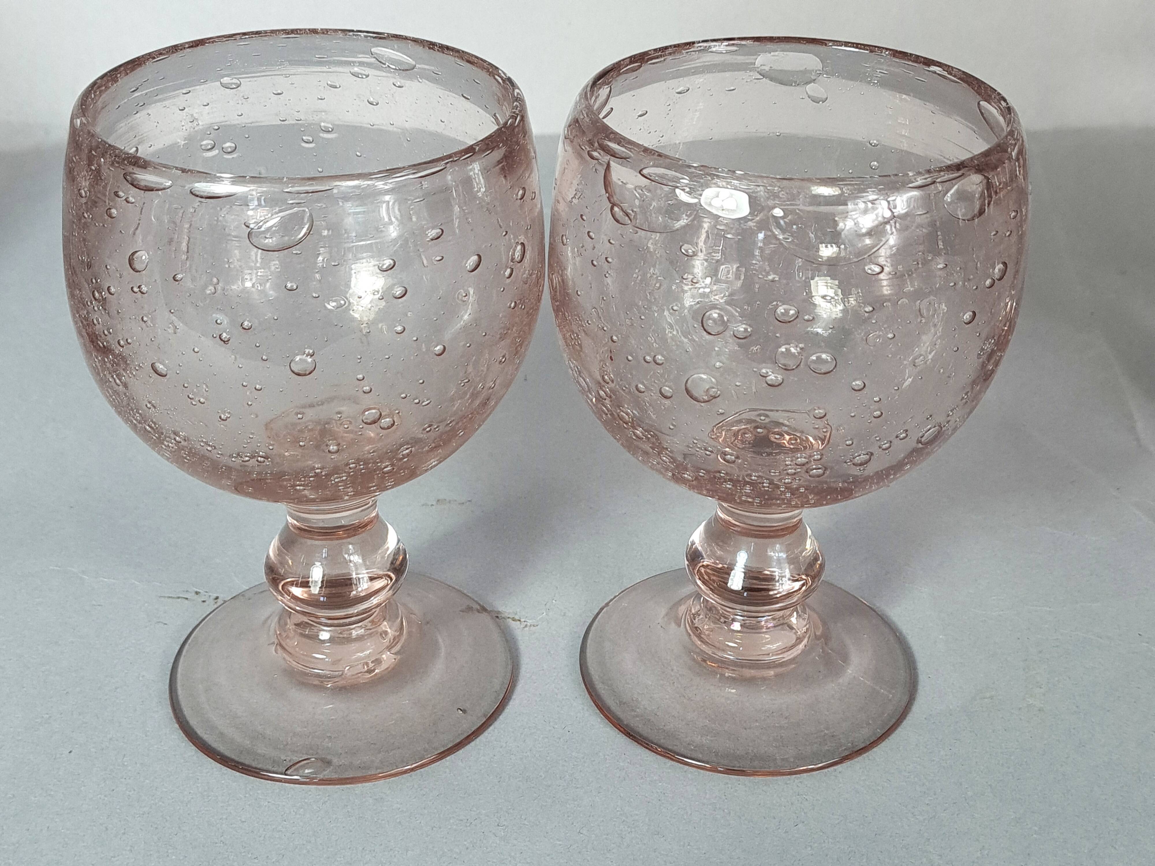 Biot: 8 blown bubble glasses, Ciboire model in amethyst colour D205.