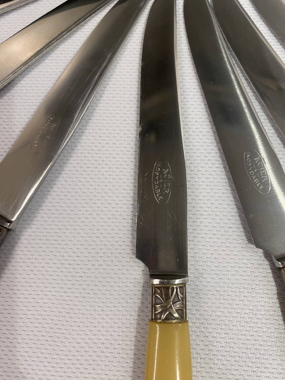 11 Art Deco knives, Bakelite and silver plated in a box