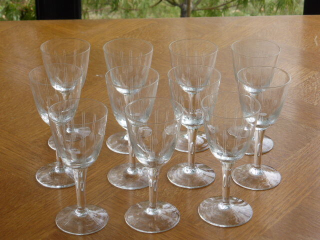 11 verres ciselés modèle gouttes, art deco, verres à cidre anciens