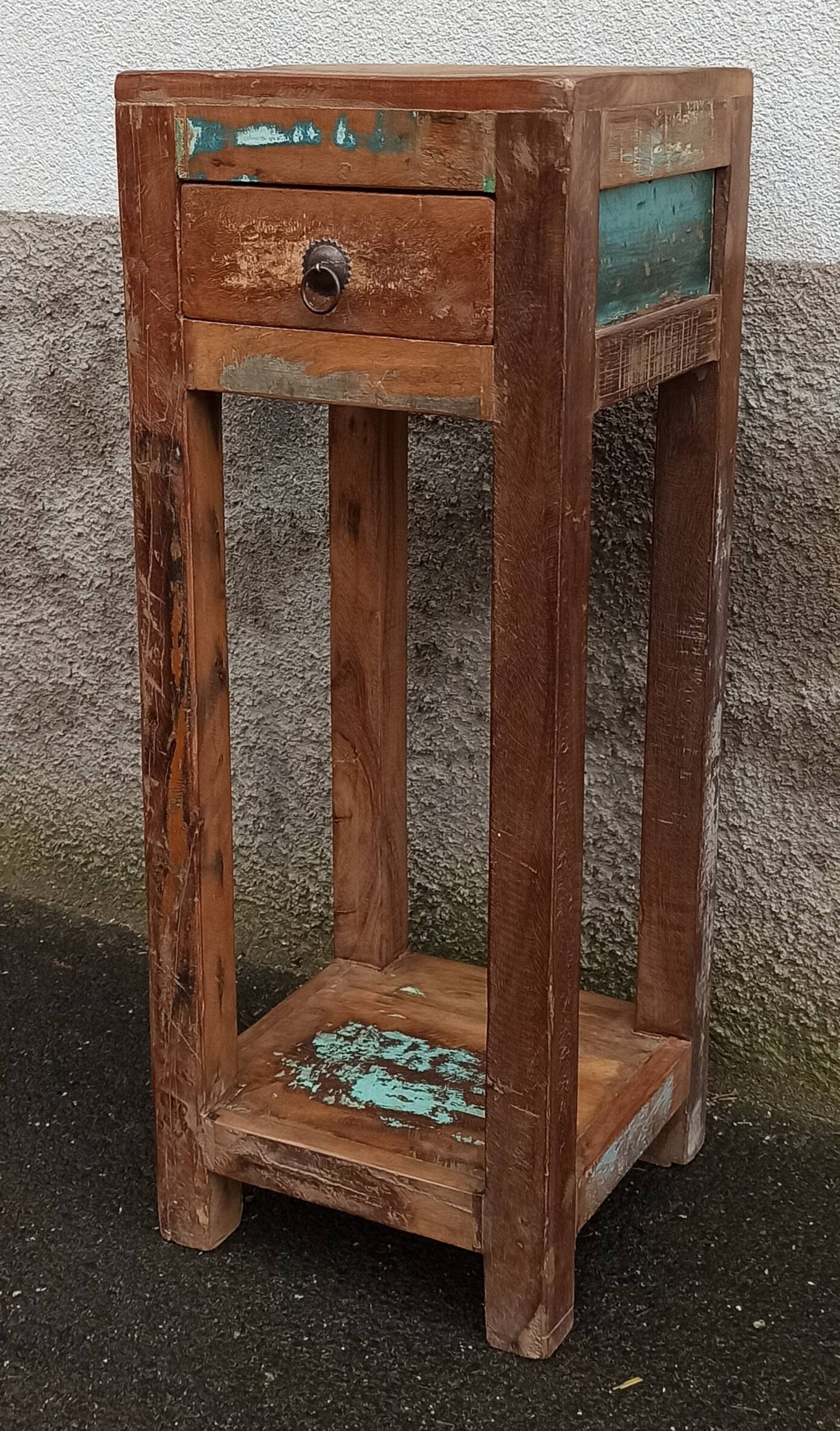 Guéridon en bois avec tiroir