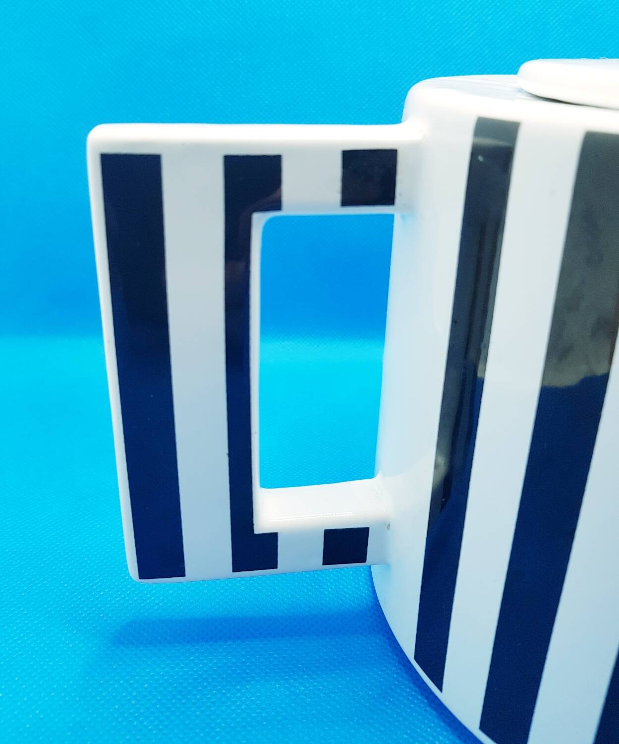 Grande théière rayée monochrome