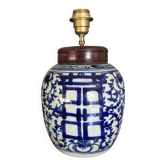 Asian lamp from the early 20th century in blue and white ceramic.