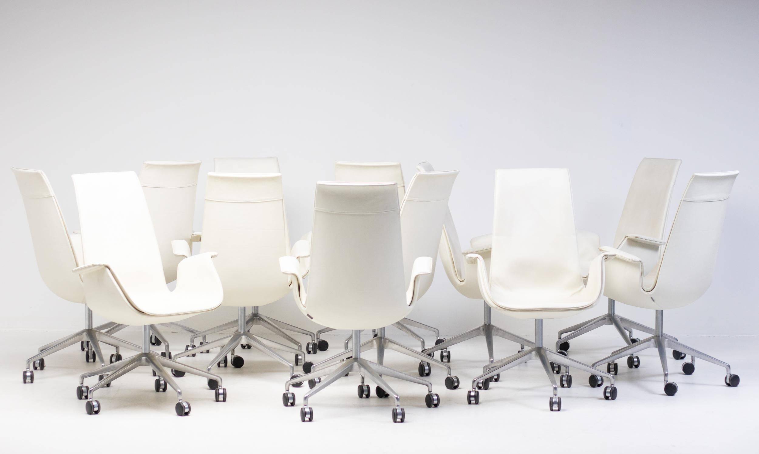Neuf chaises à dossier haut en cuir blanc sur roulettes par Fabricius & Kastholm.