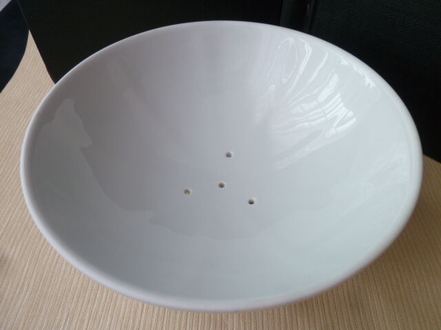 Tripod fruit drainer in Pillivuyt porcelain