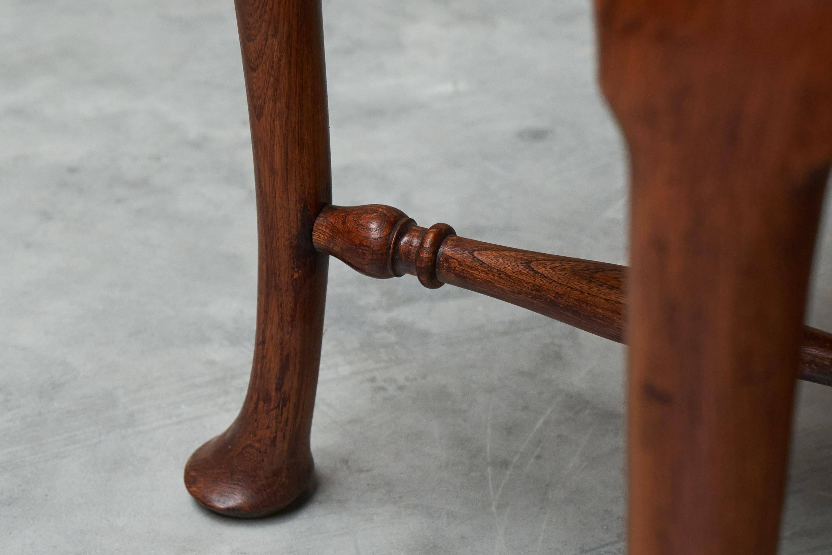 Coffee table F. Parker & Sons in carved solid oak, early 20th century.