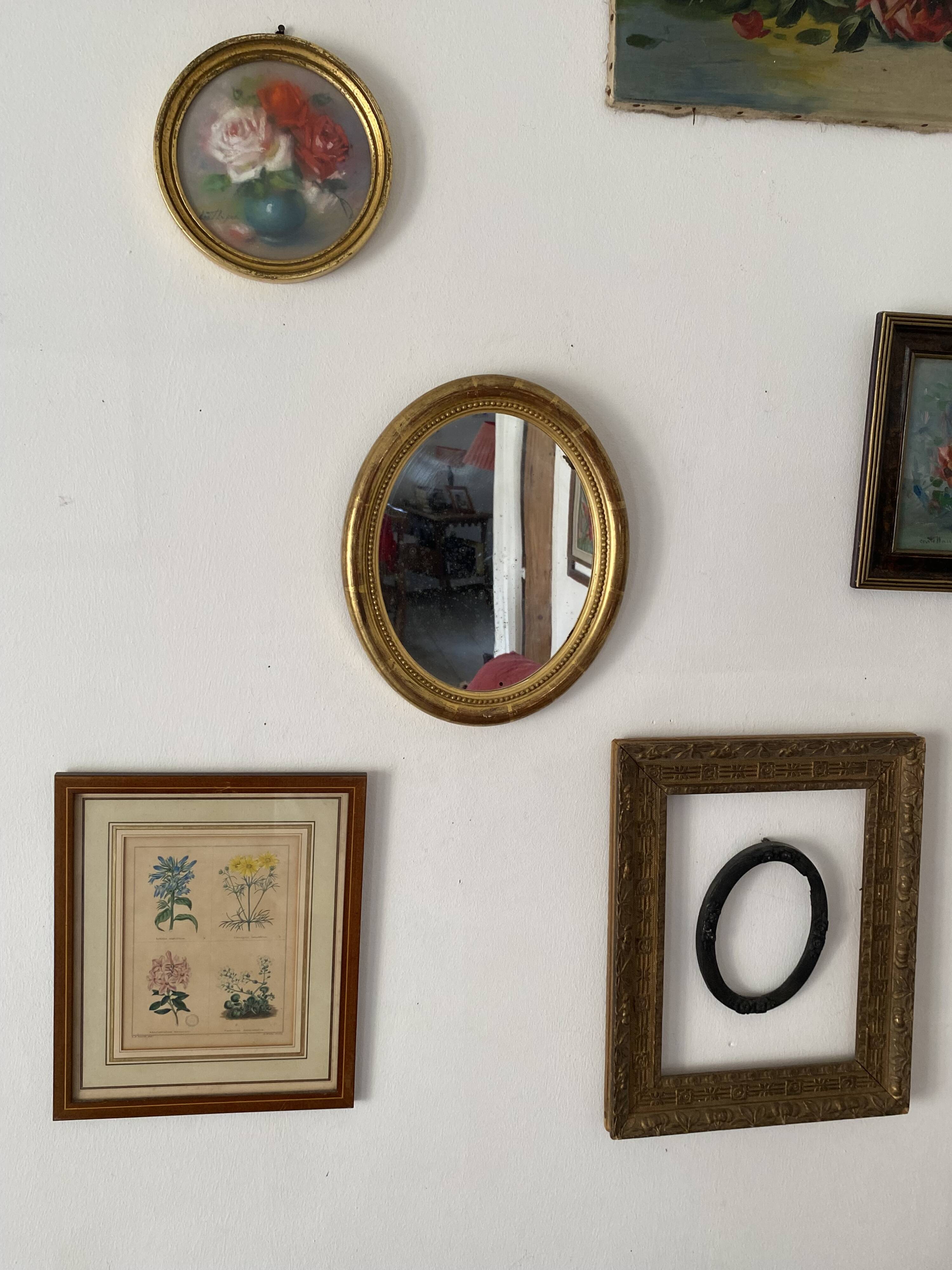 Oval mirror in gilded wood.