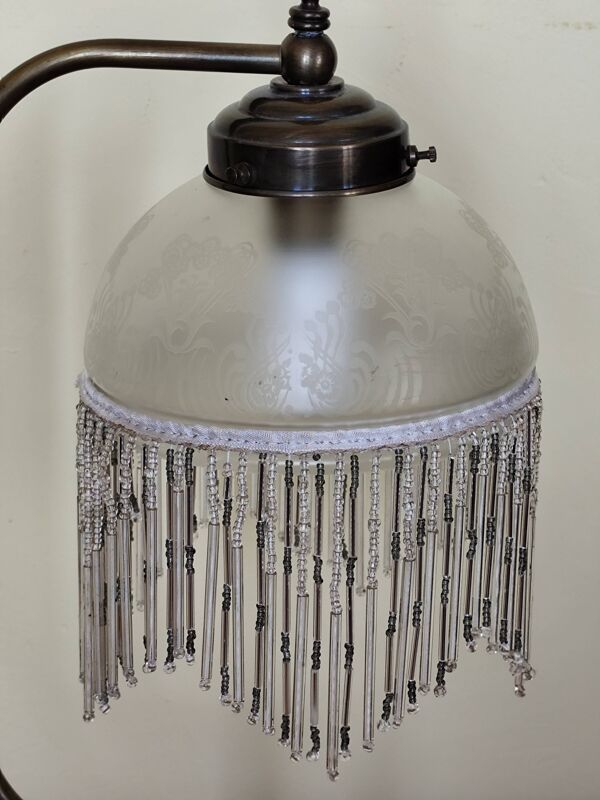 Lampe rétro laiton et abat jour en verre et franges en perles