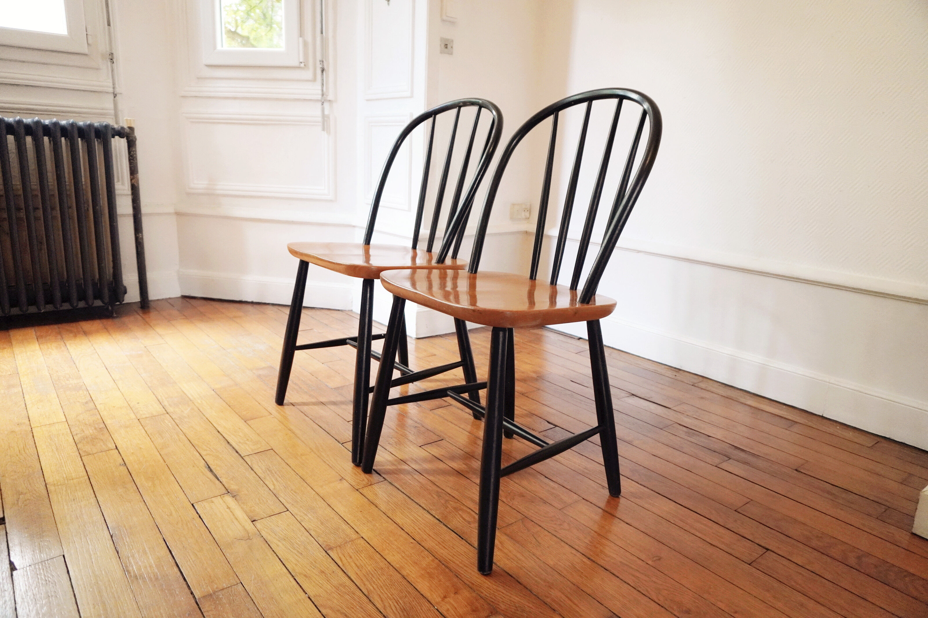 Suite of 2 scandinavian chairs