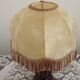 Lampe de table ronde en bois tourné à rainures de style français des années 50 avec abat-jour en peau de cachemire.