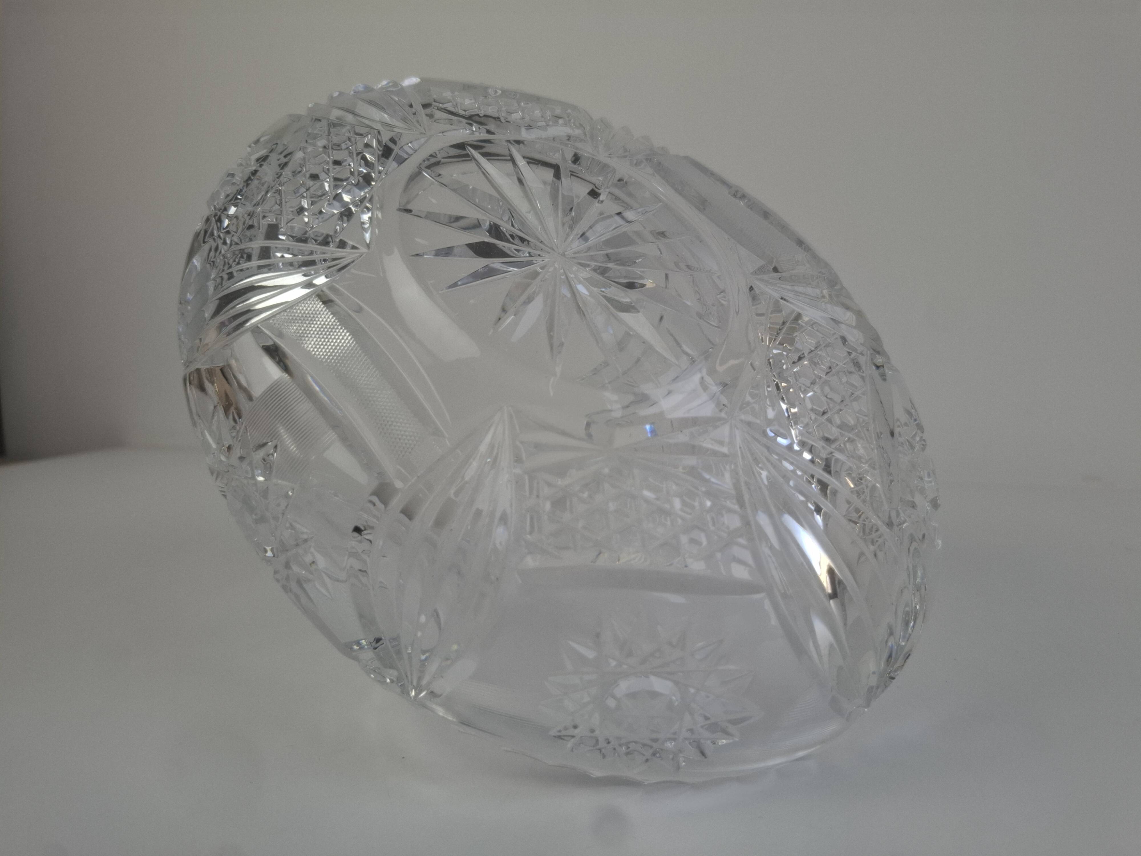 Panier en cristal taillé tchécoslovaque du milieu du XXe siècle