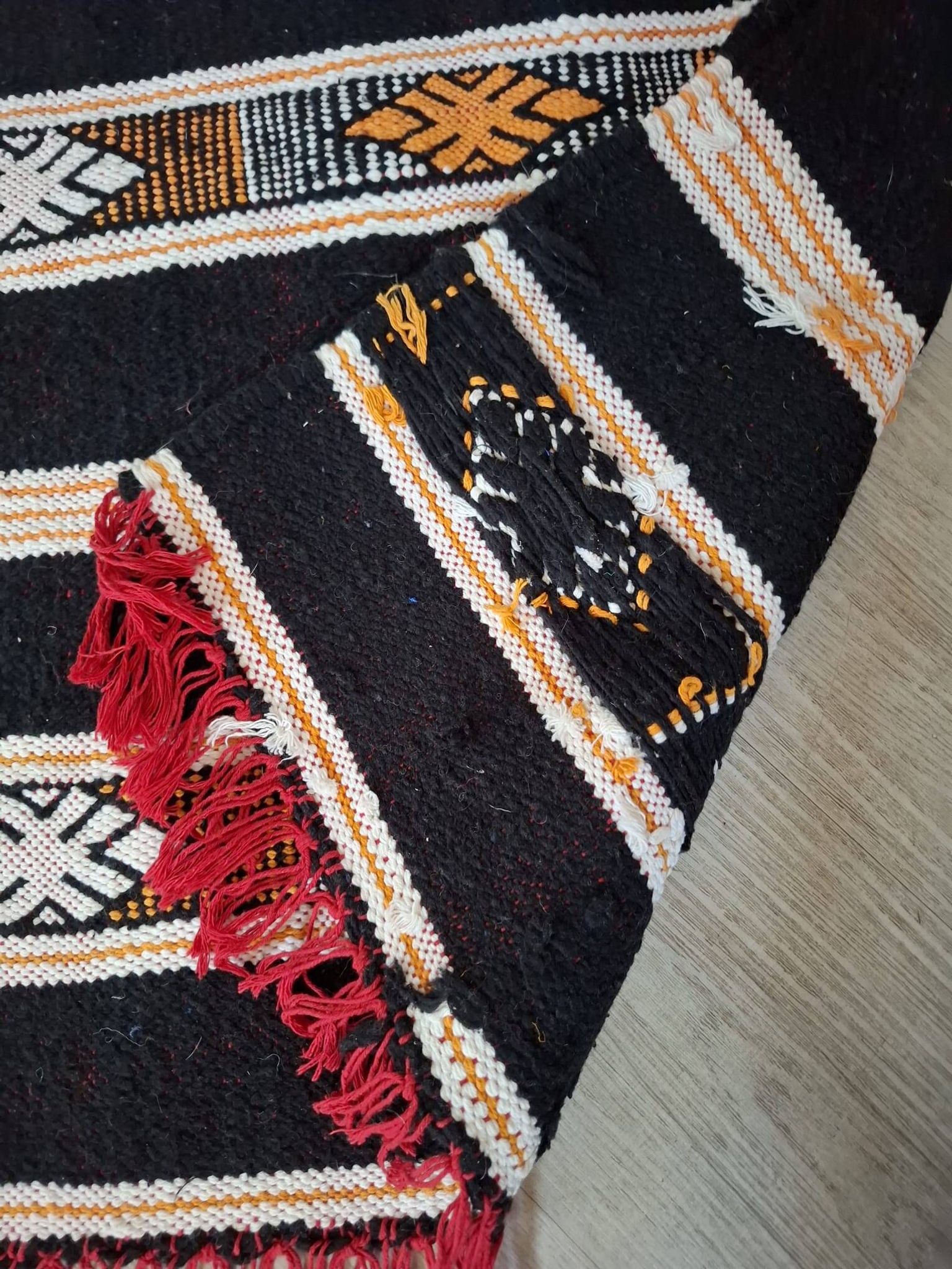 Petit Kilim Berbère Noir & Safran – Tissage plat Hanbel – 65x140 cm