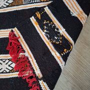 Petit Kilim Berbère Noir & Safran – Tissage plat Hanbel – 65x140 cm
