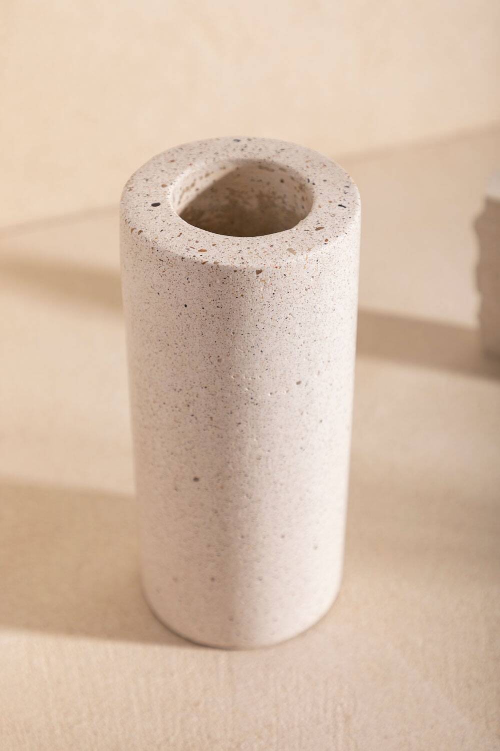 André vase in white concrete
