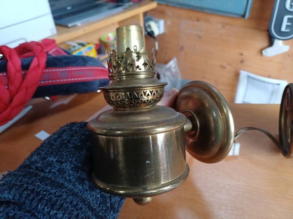 Wall lamp in oil lamp style