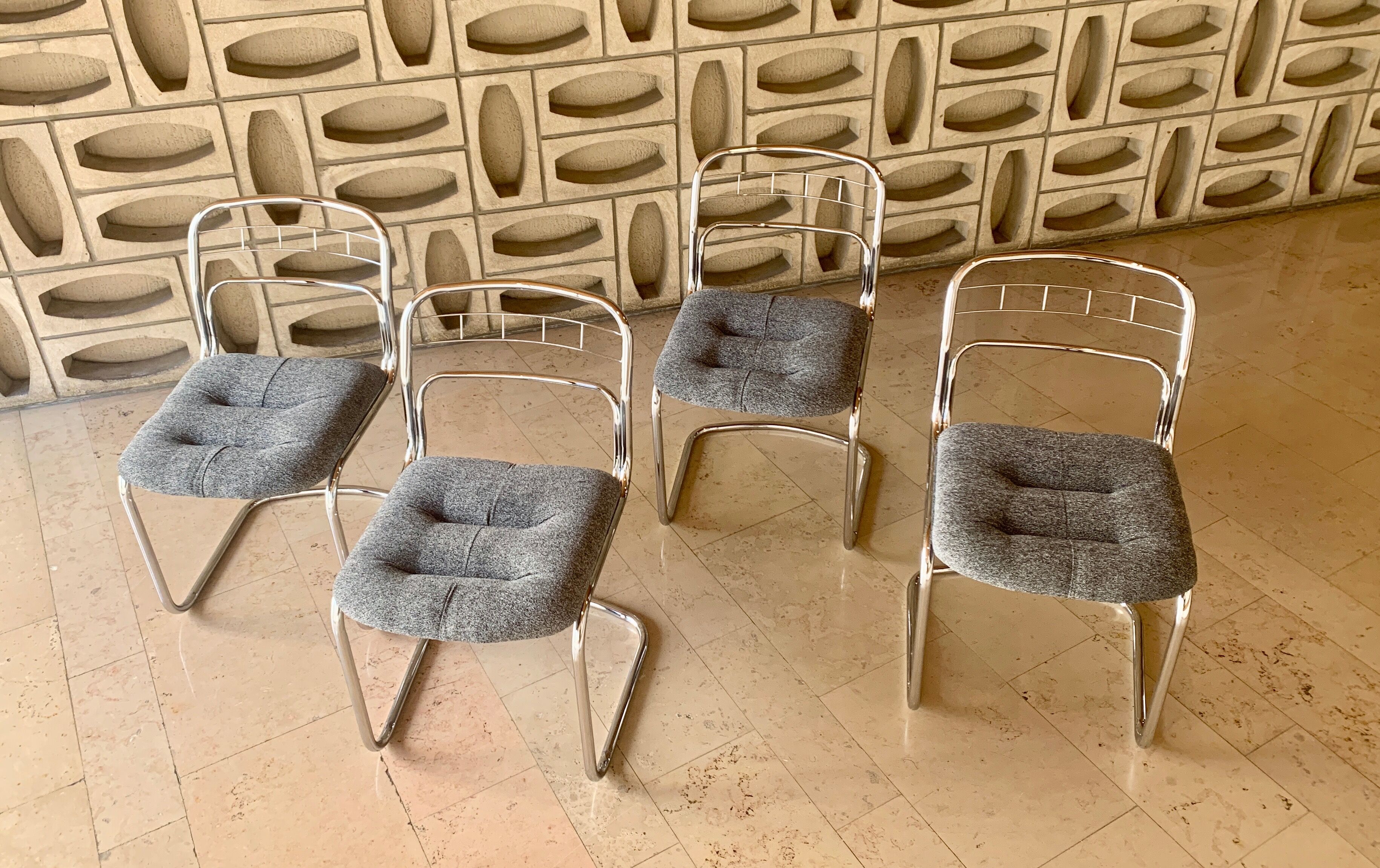 Chaises chromées avec assises retapissées
