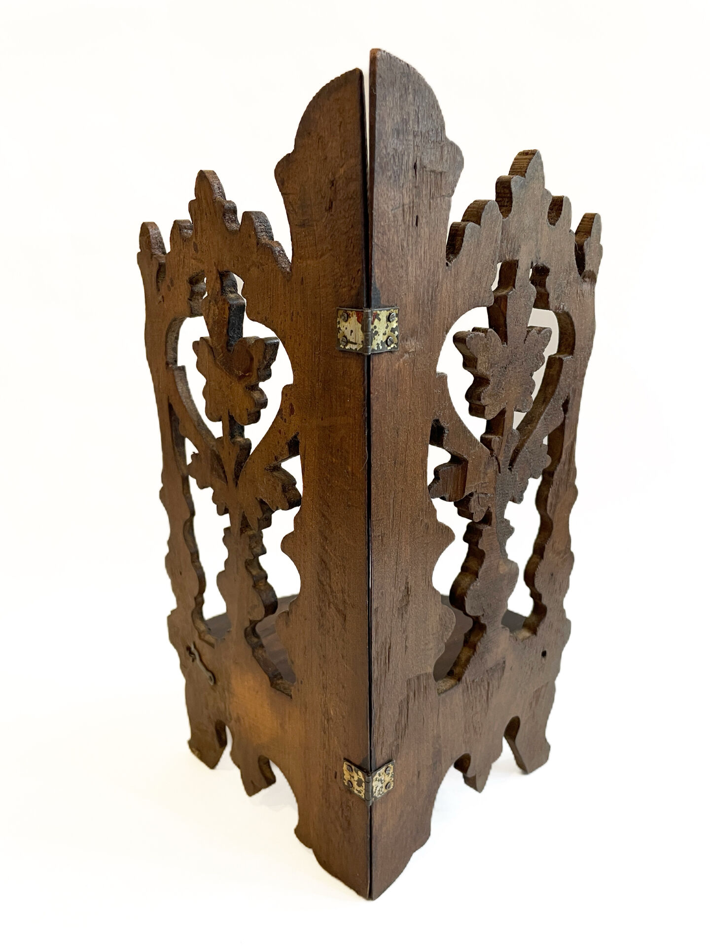 Petite étagère d’angle en bois sculpté
