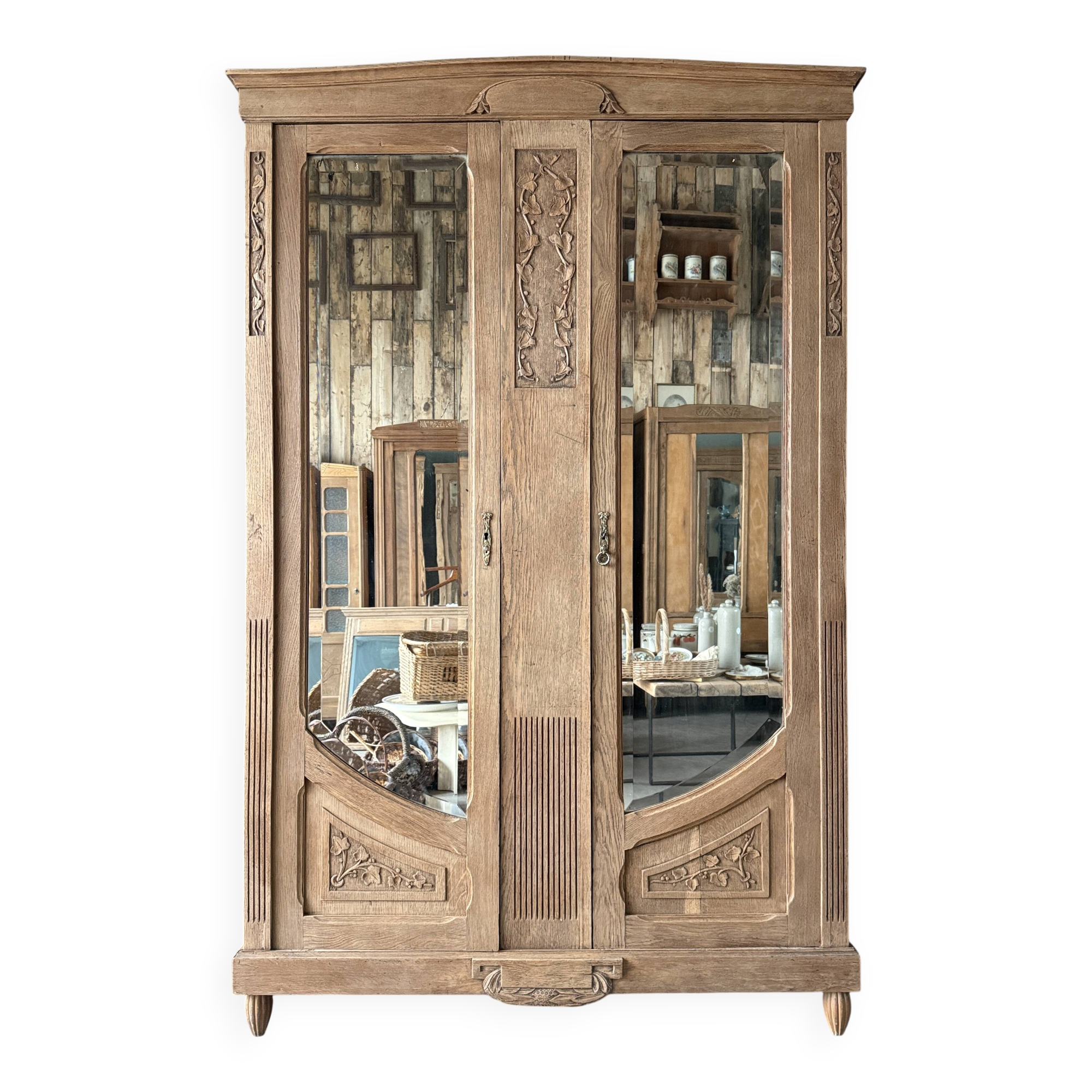 Large Art Nouveau wardrobe in solid oak (renovated)