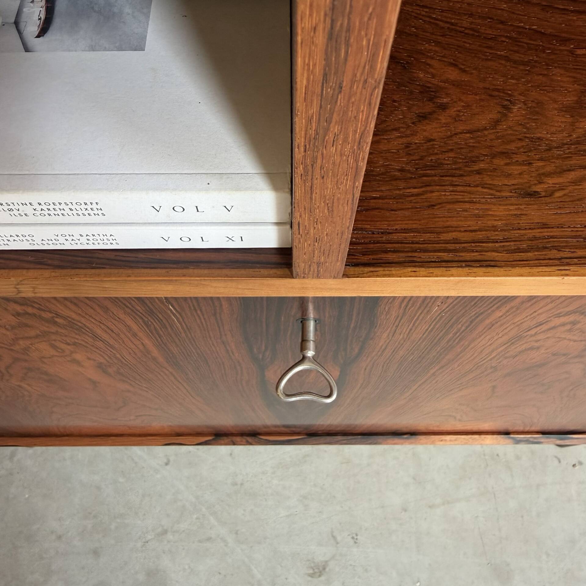 Bibliothèque vintage en palissandre avec éclairage