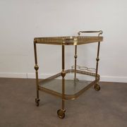 Desserte roulante en laiton doré et verre