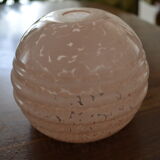 Globe ancien en verre de clichy rose