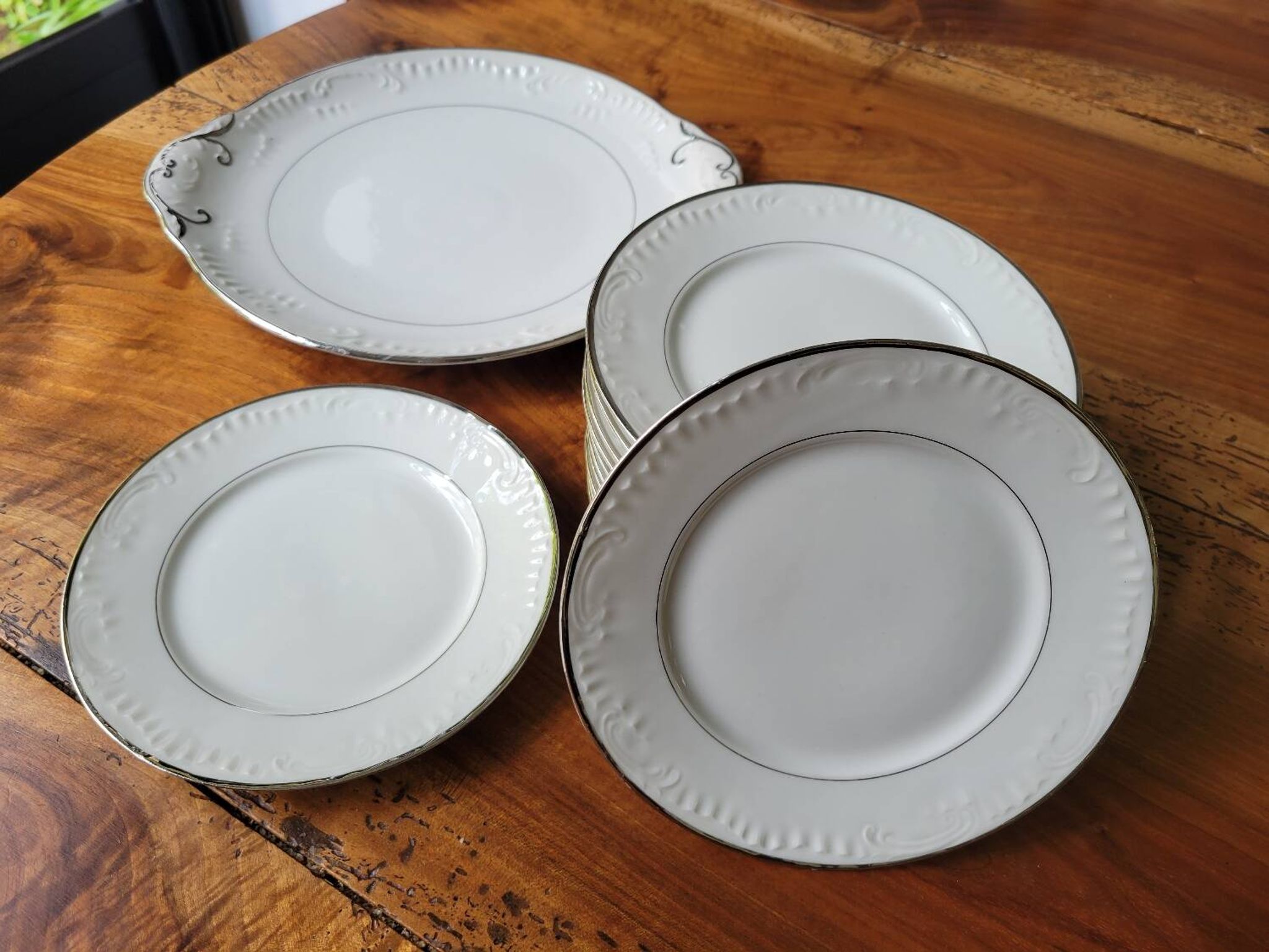 Silver-edged dessert service and its dish