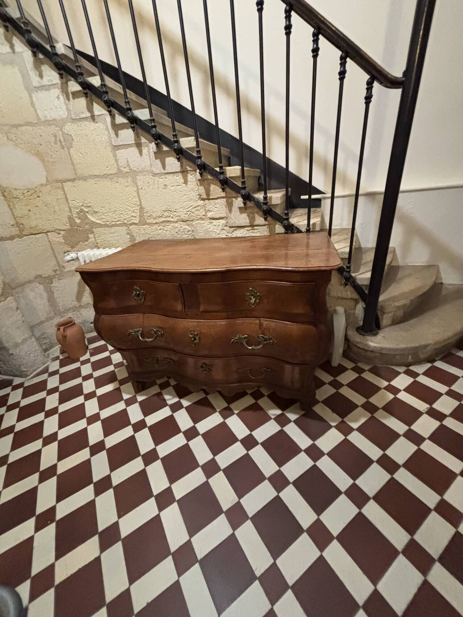 18th-century antique commode in pear wood. Very good condition. Original legs.