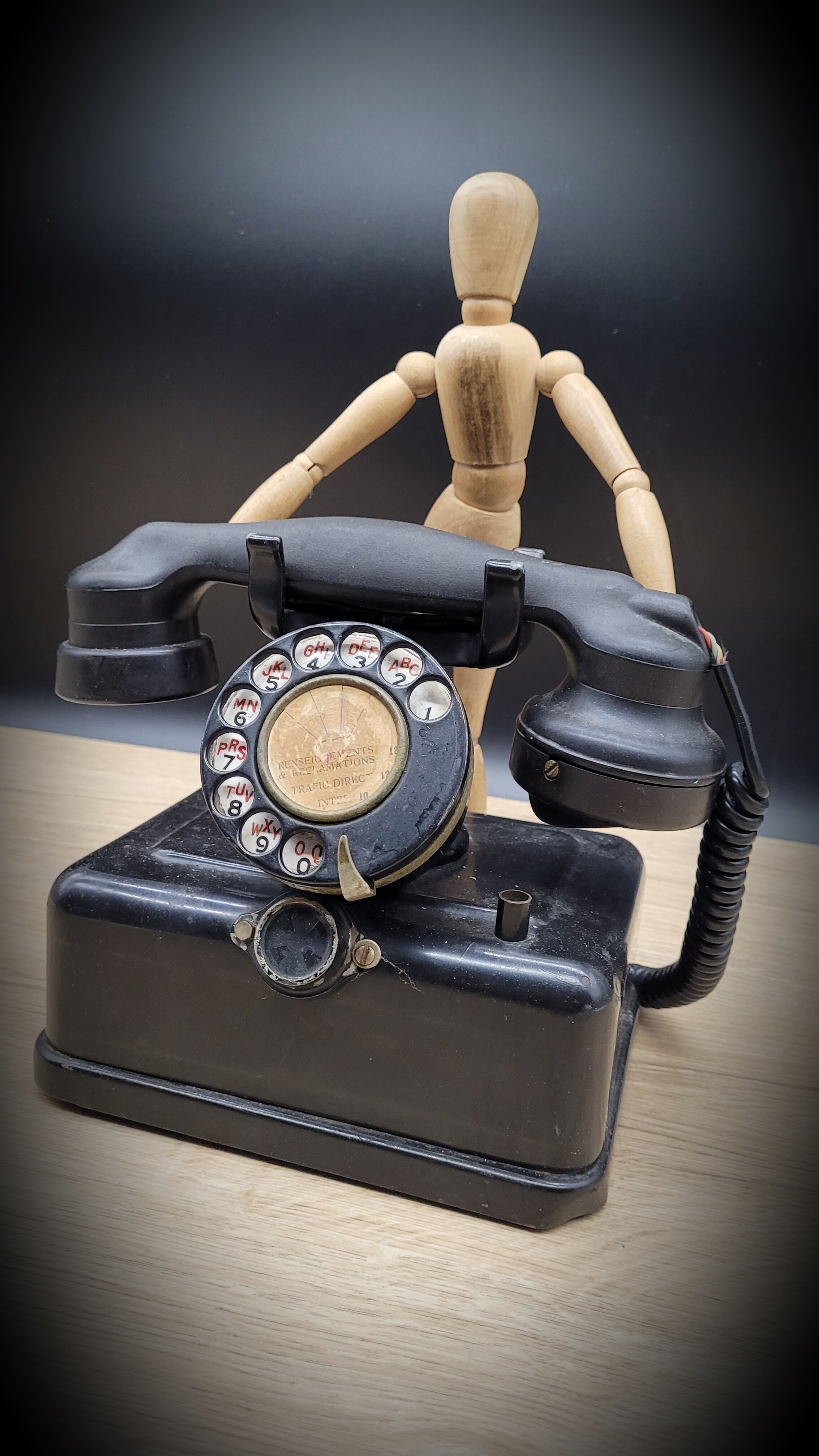 Bakelite phone 13