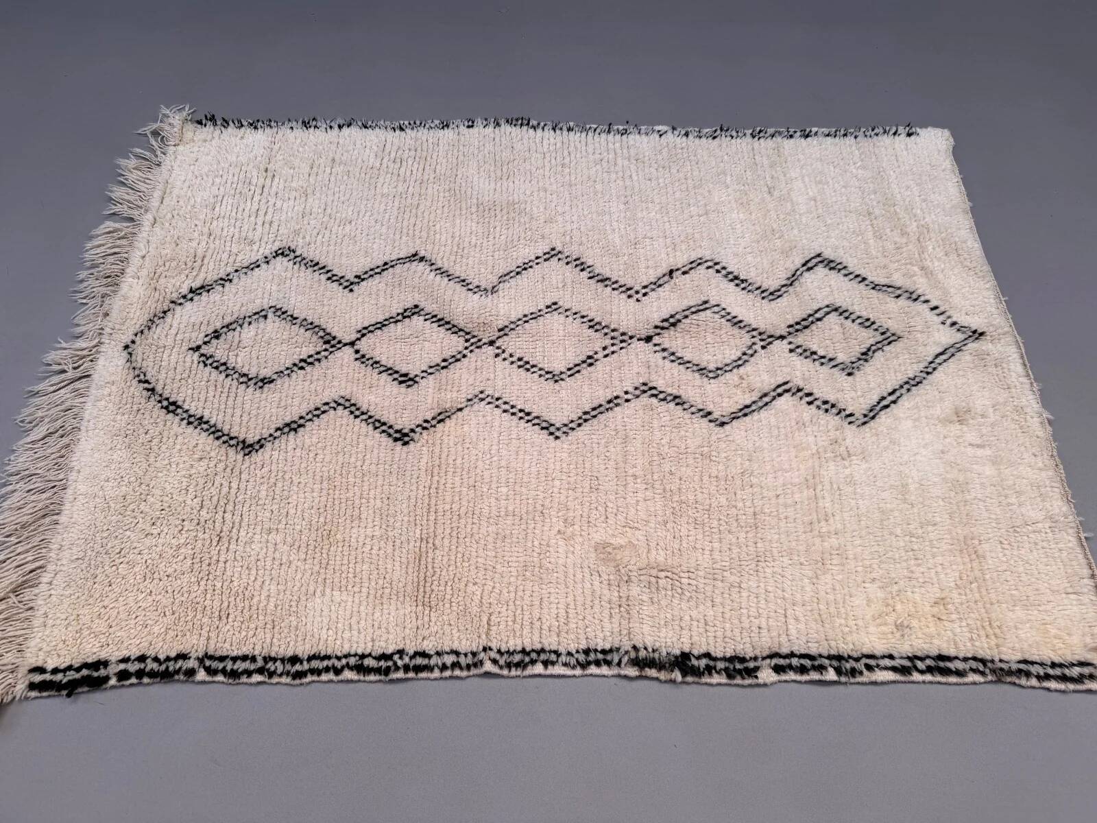 Tapis berbère marocain vintage Beni Ourain, Atlas, motif tribal, 200 x 142 cm, déstockage