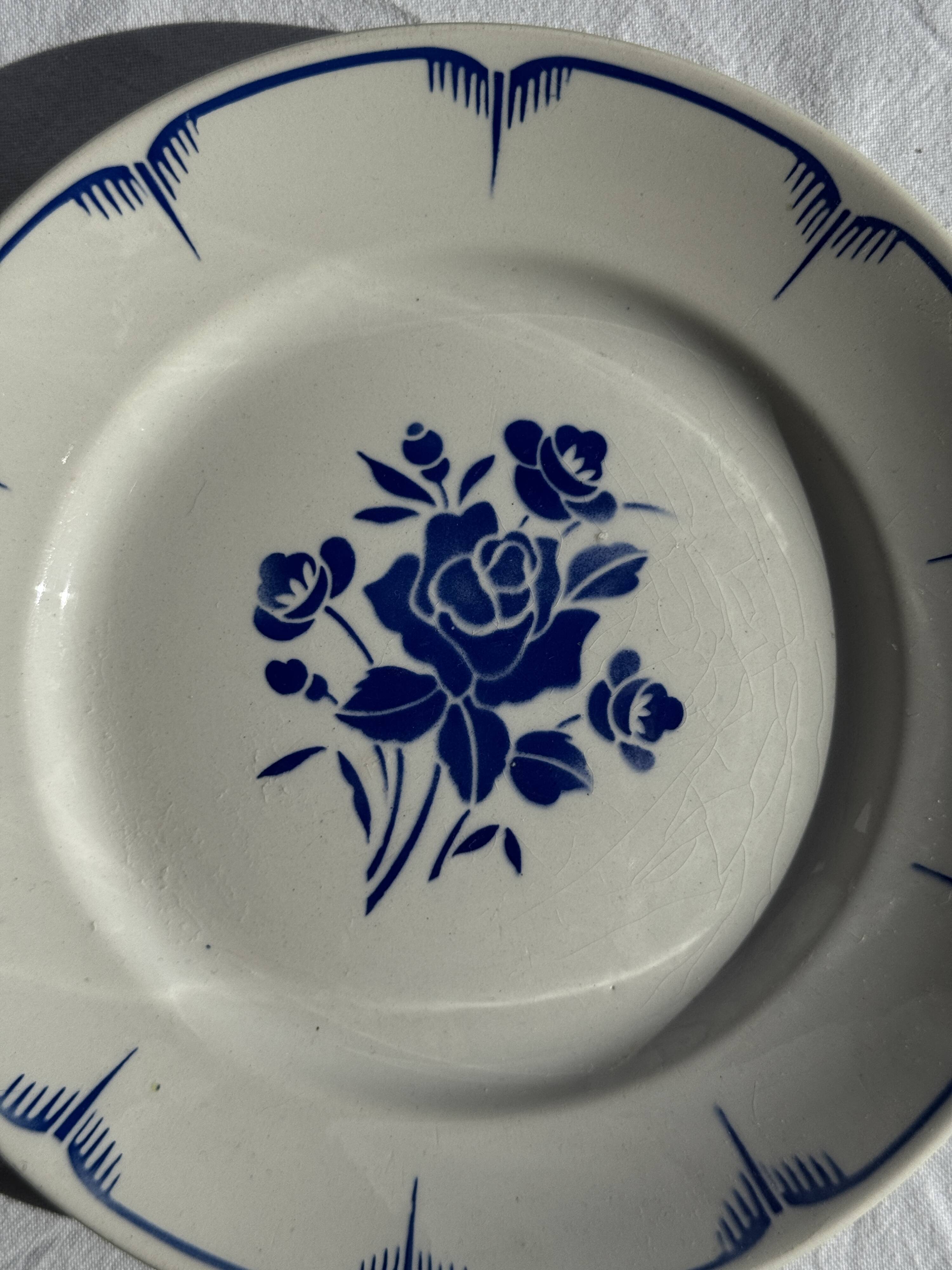 Decorative plate with blue flower pattern D25