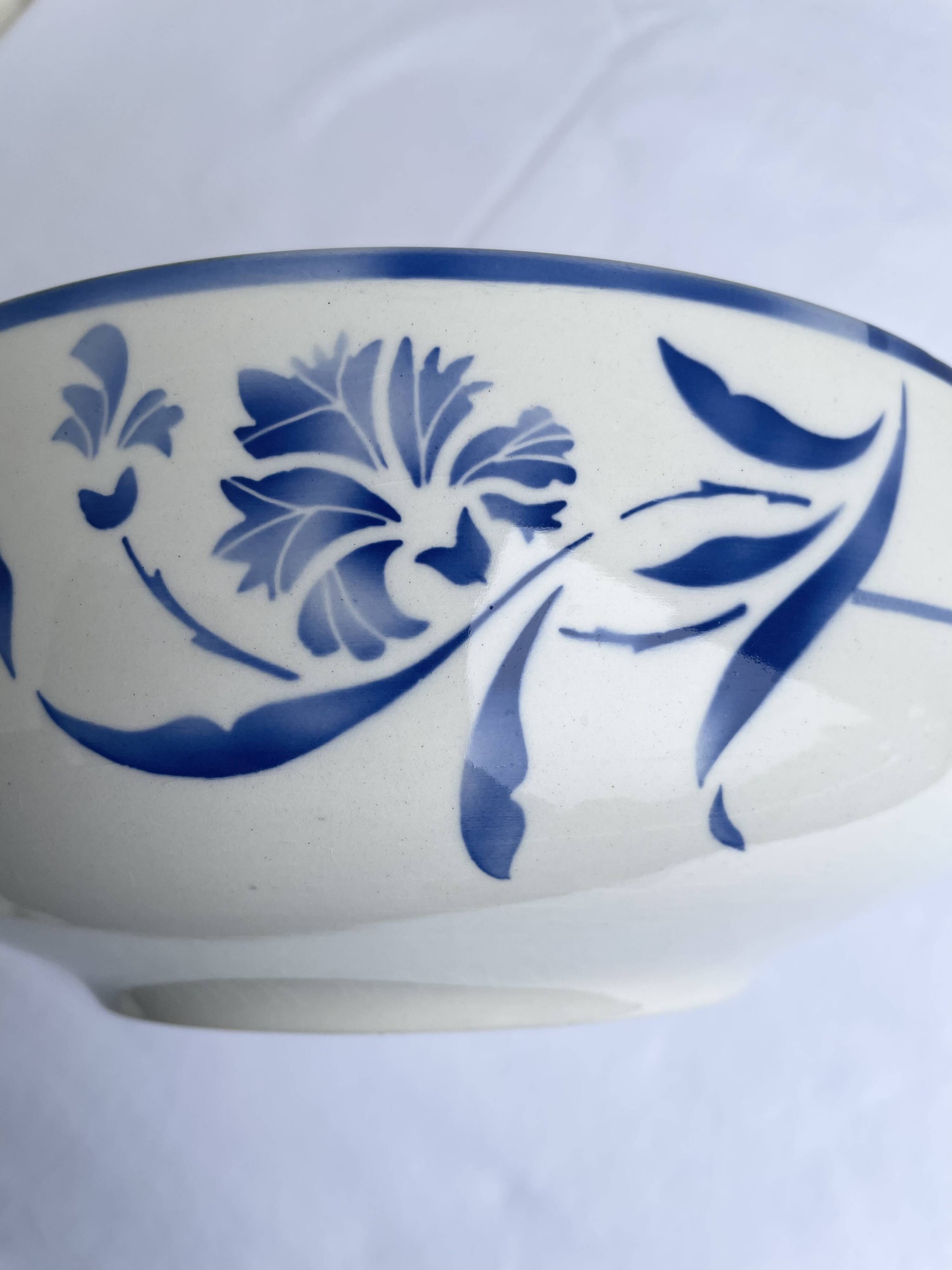 Antique GIEN soup tureen model "Alberic" from the 1940s.