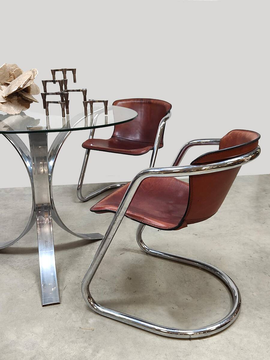 Ensemble de salle à manger vintage en chrome avec table et chaises.