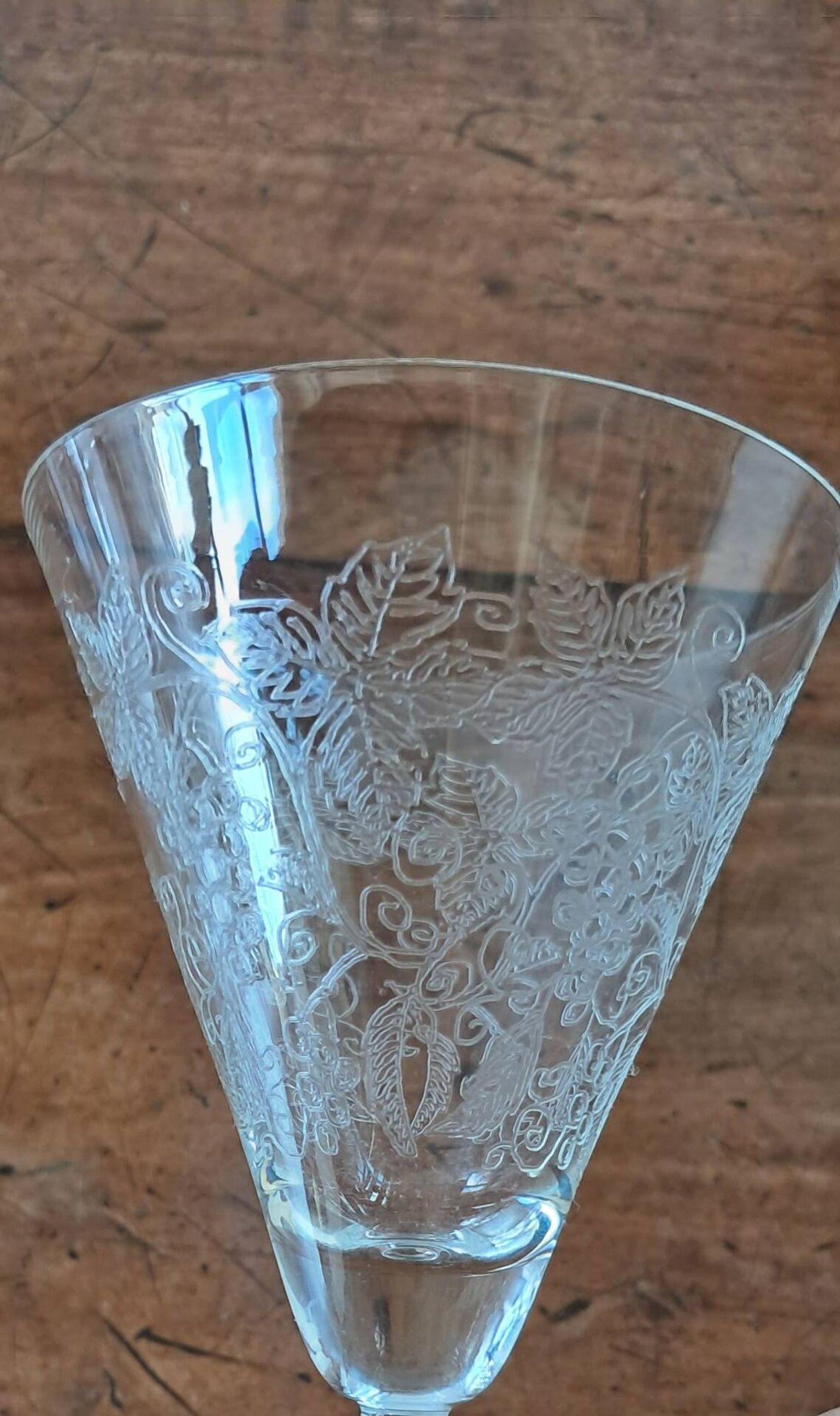 6 small stemmed glasses in the shape of a chalice, engraved decoration. Art Deco period.