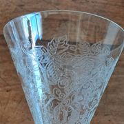 6 small stemmed glasses in the shape of a chalice, engraved decoration. Art Deco period.