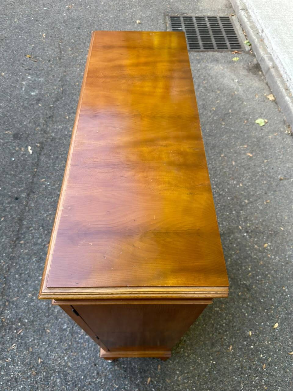 Chippendale display cabinet in wood, English Queen Anne dresser bookcase from 1960.