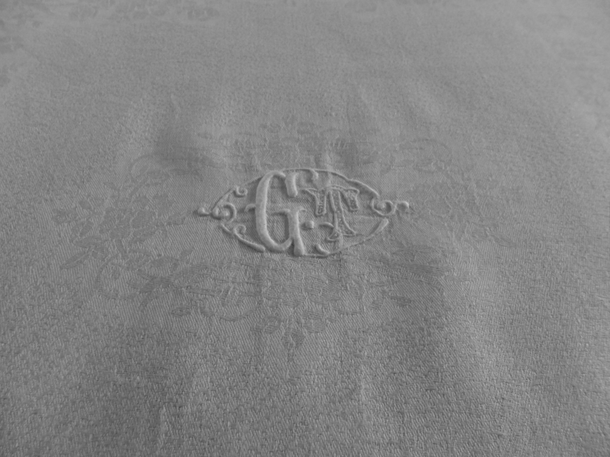 Old table service in silky flax damask, 1 tablecloth + 12 napkins monogrammed GD on the tablecloth and napkins