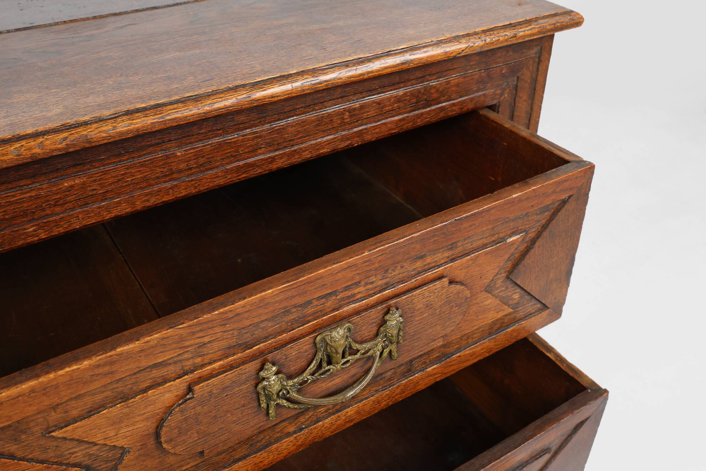 Antique hand crafted en carved chest of drawers in oak, ca. 1800