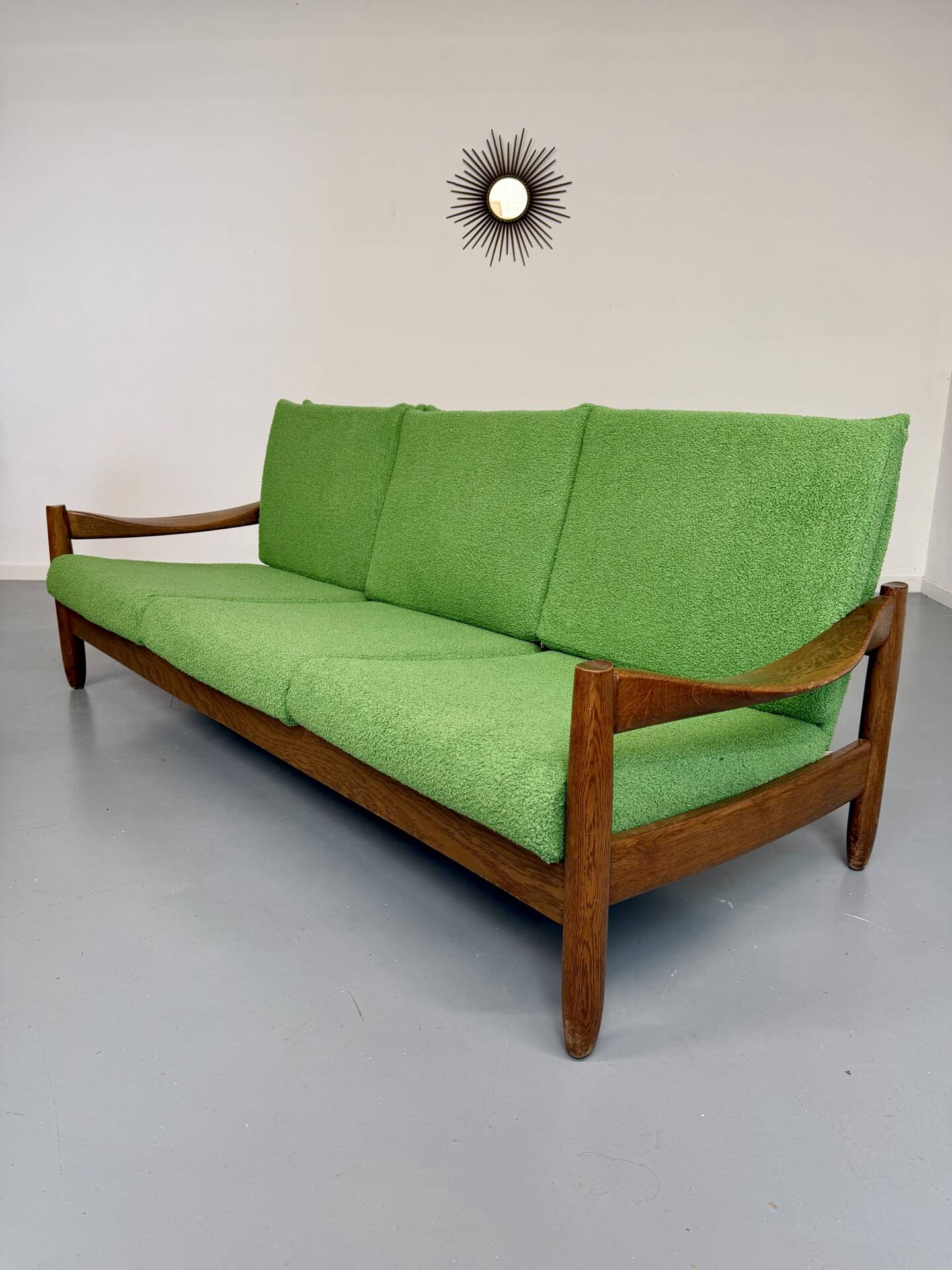 Vintage 3-seater canapé in solid oak with boucle fabric, Scandinavian design from the 70s.