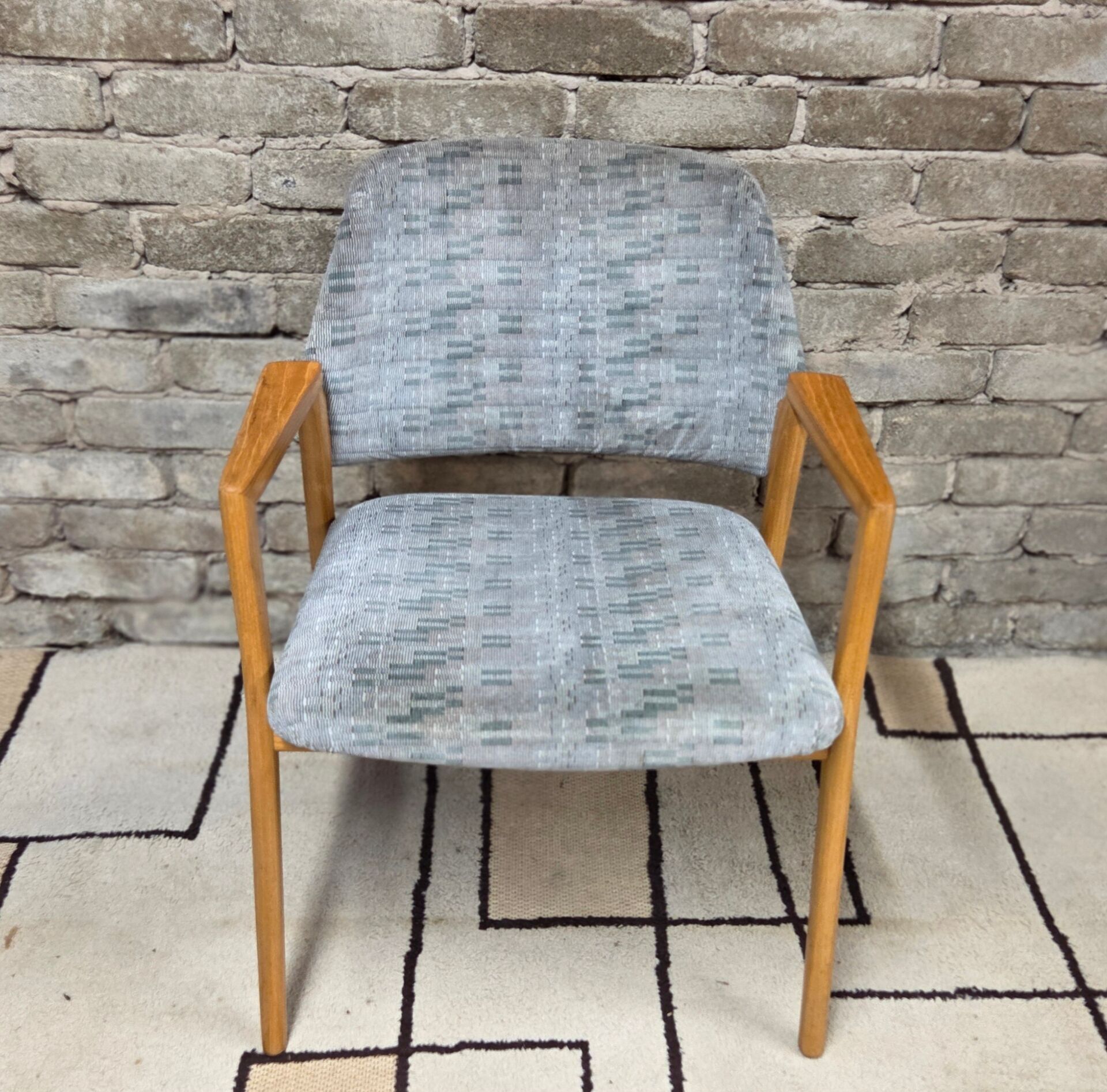 Vintage armchair from the 60s/70s in wood and grey fabric – with armrests.