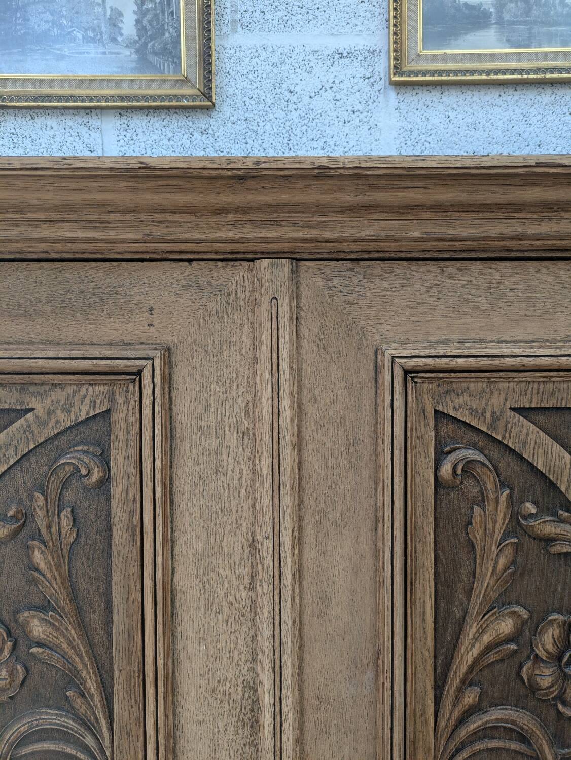 Armoire sculptée