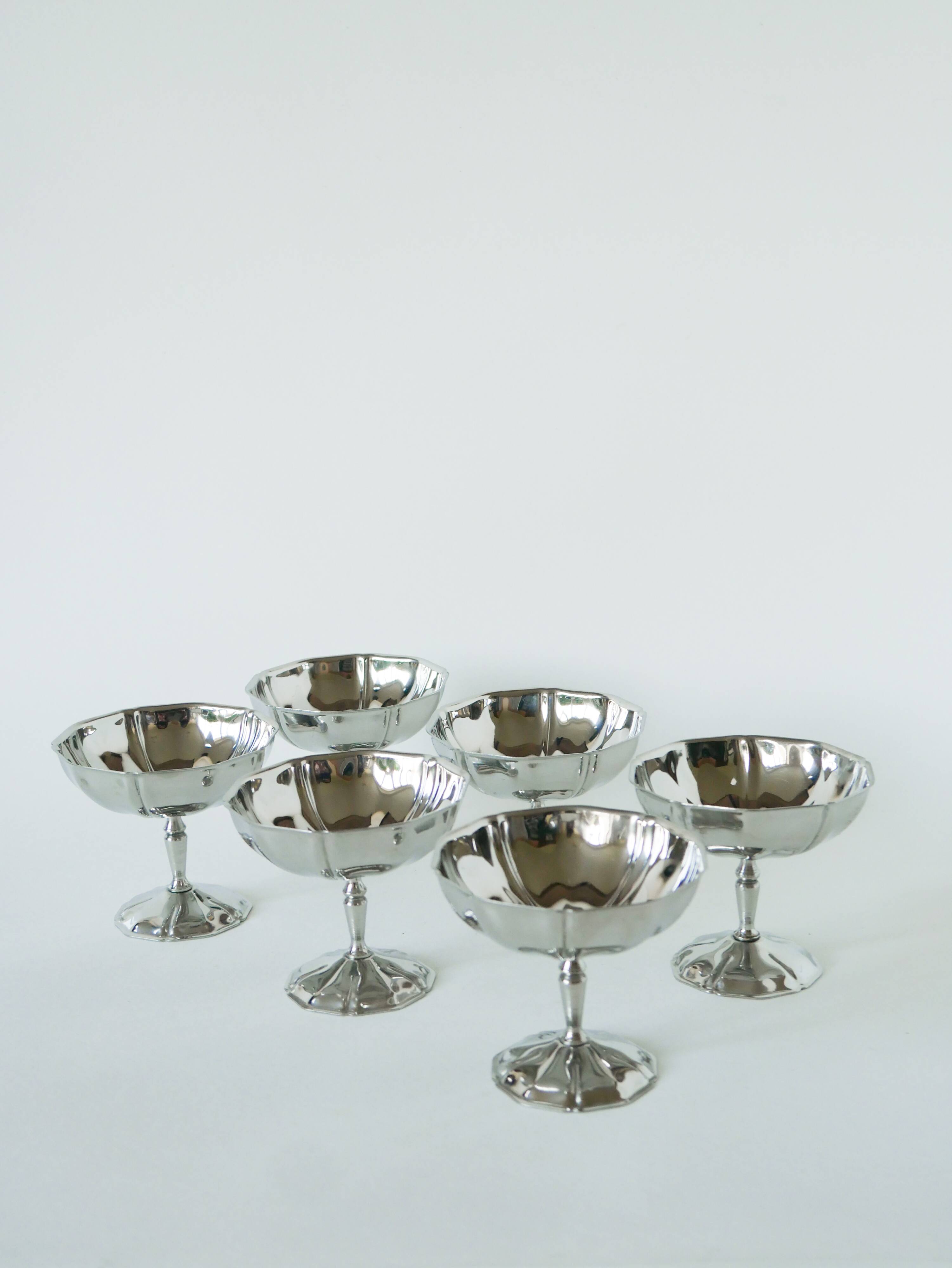Lot de 6 coupes à glace en inox hautes, pieds fins travaillés, Design, 1970