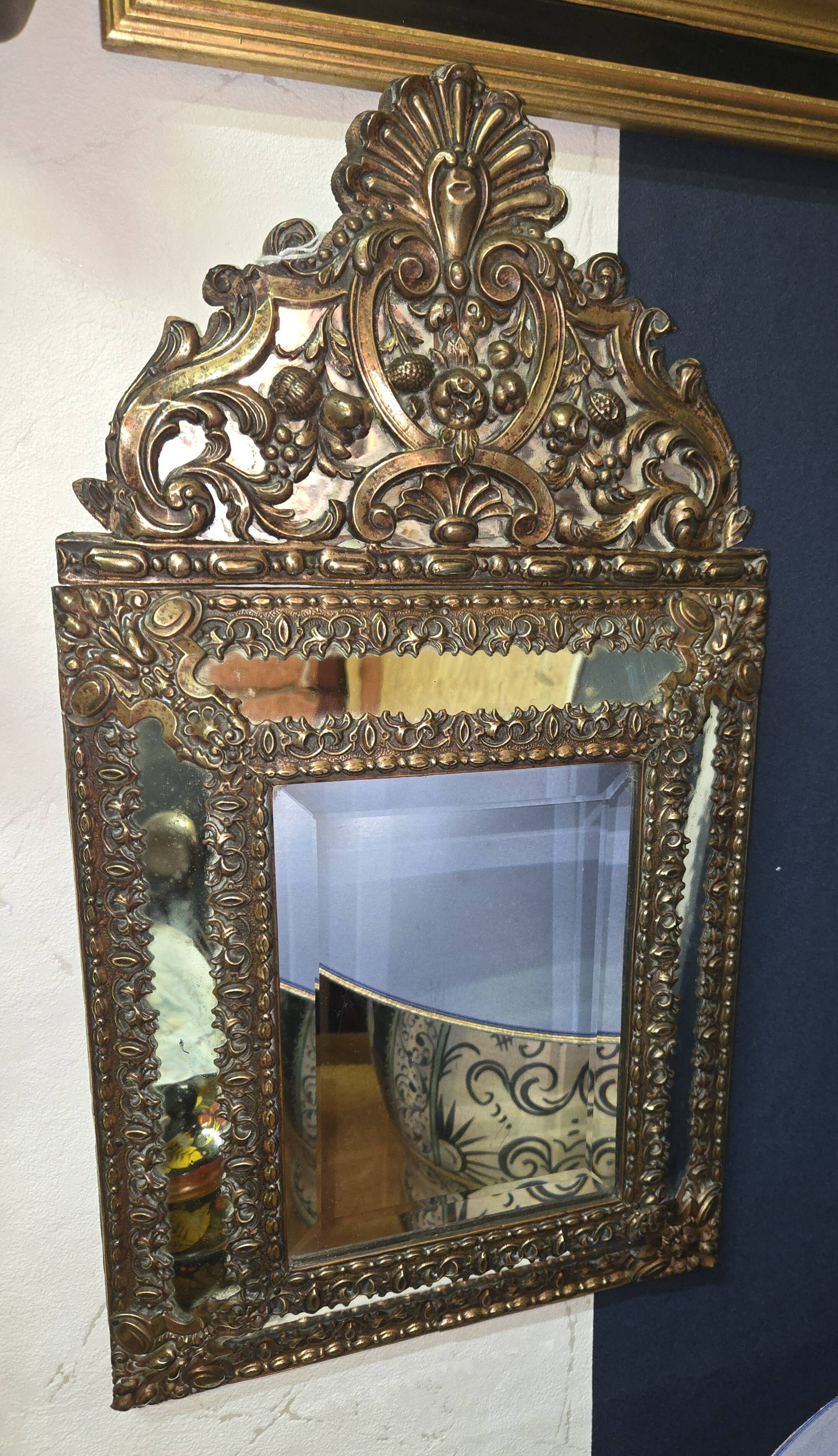 Miroir ancien en cuivre repoussé doré – époque Napoléon III