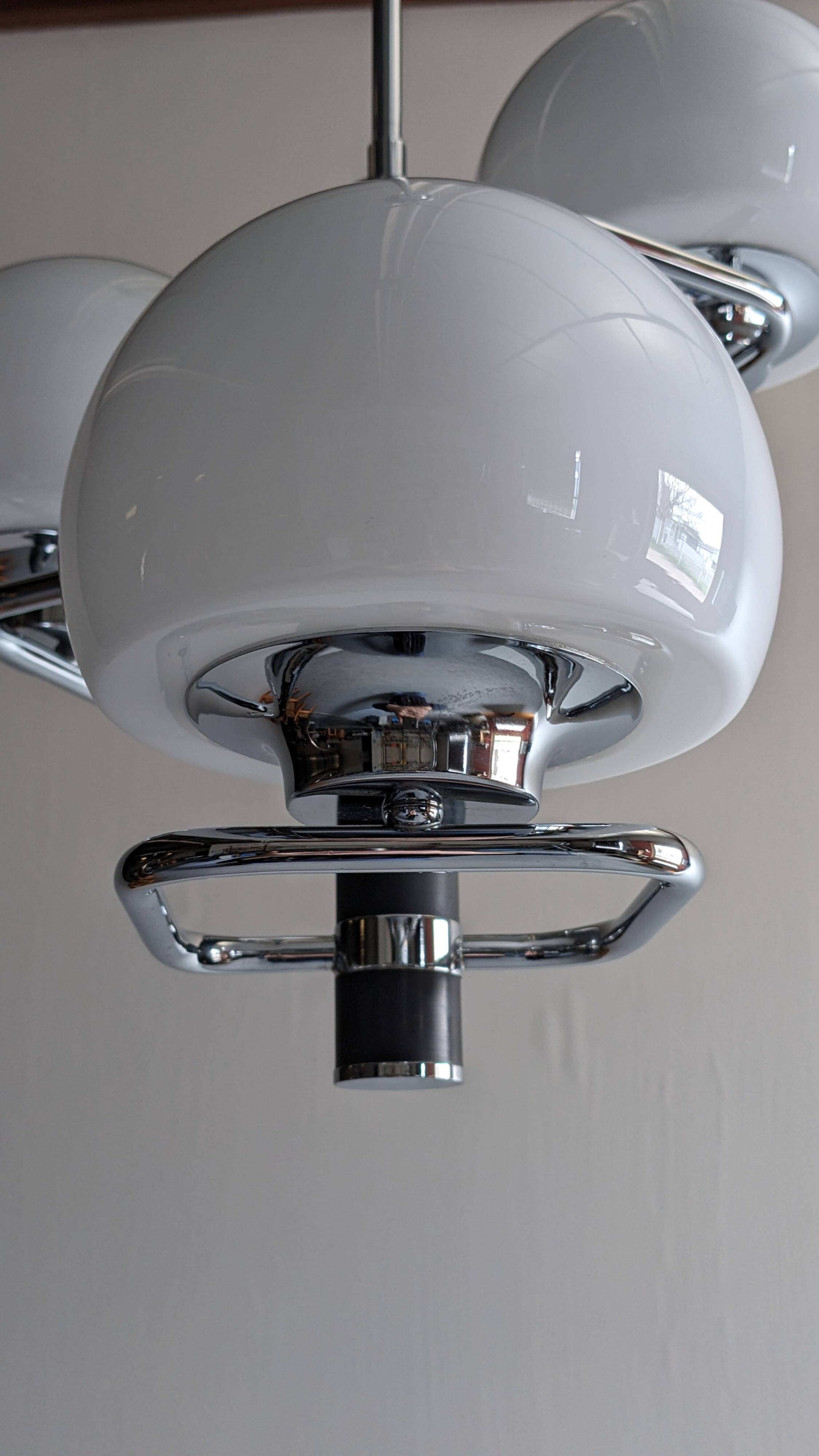 Lustre Space age with 3 lights in white opaline, Italy circa 1970.