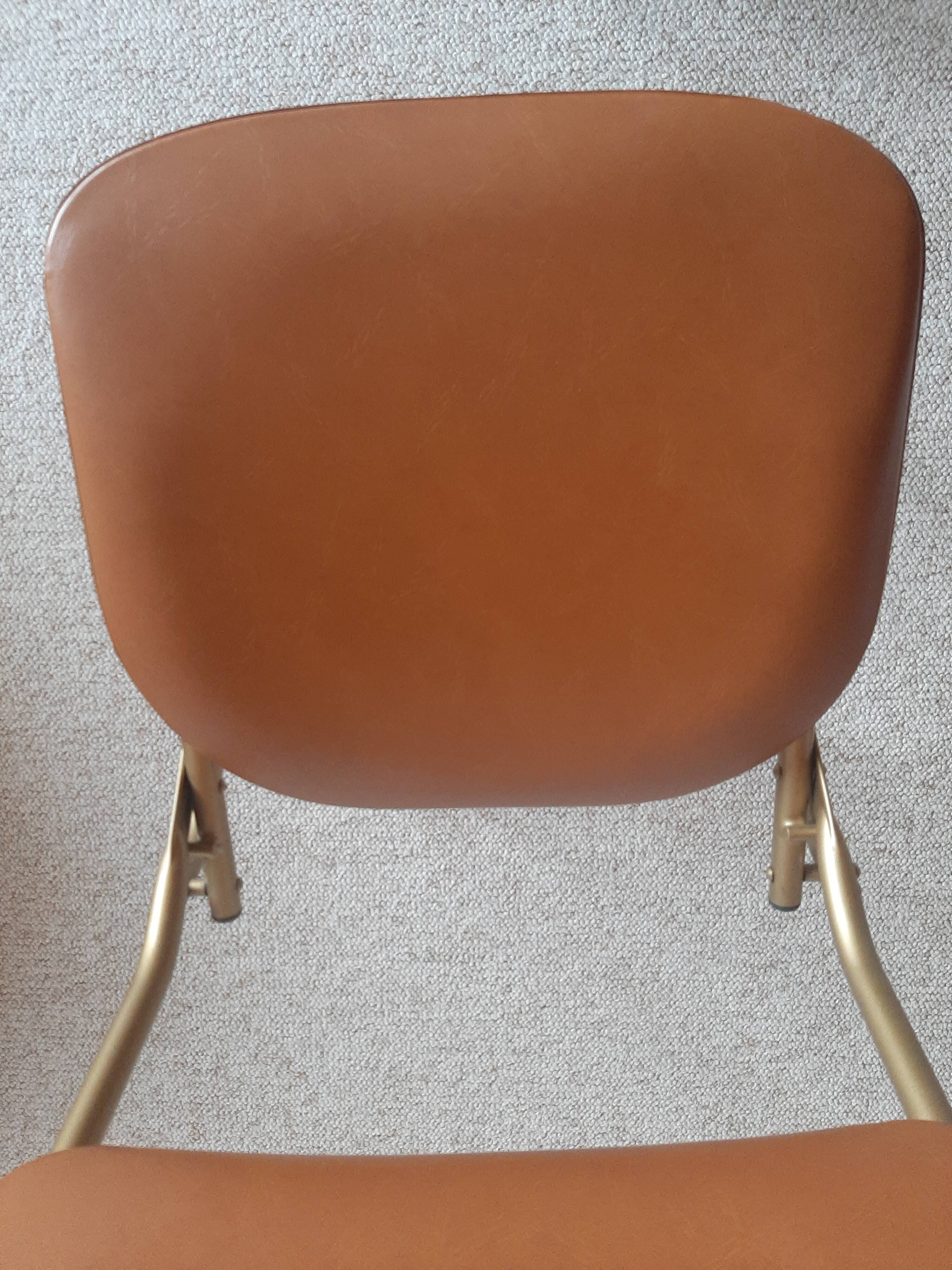 Chaise pliante structure tube et simili cuir