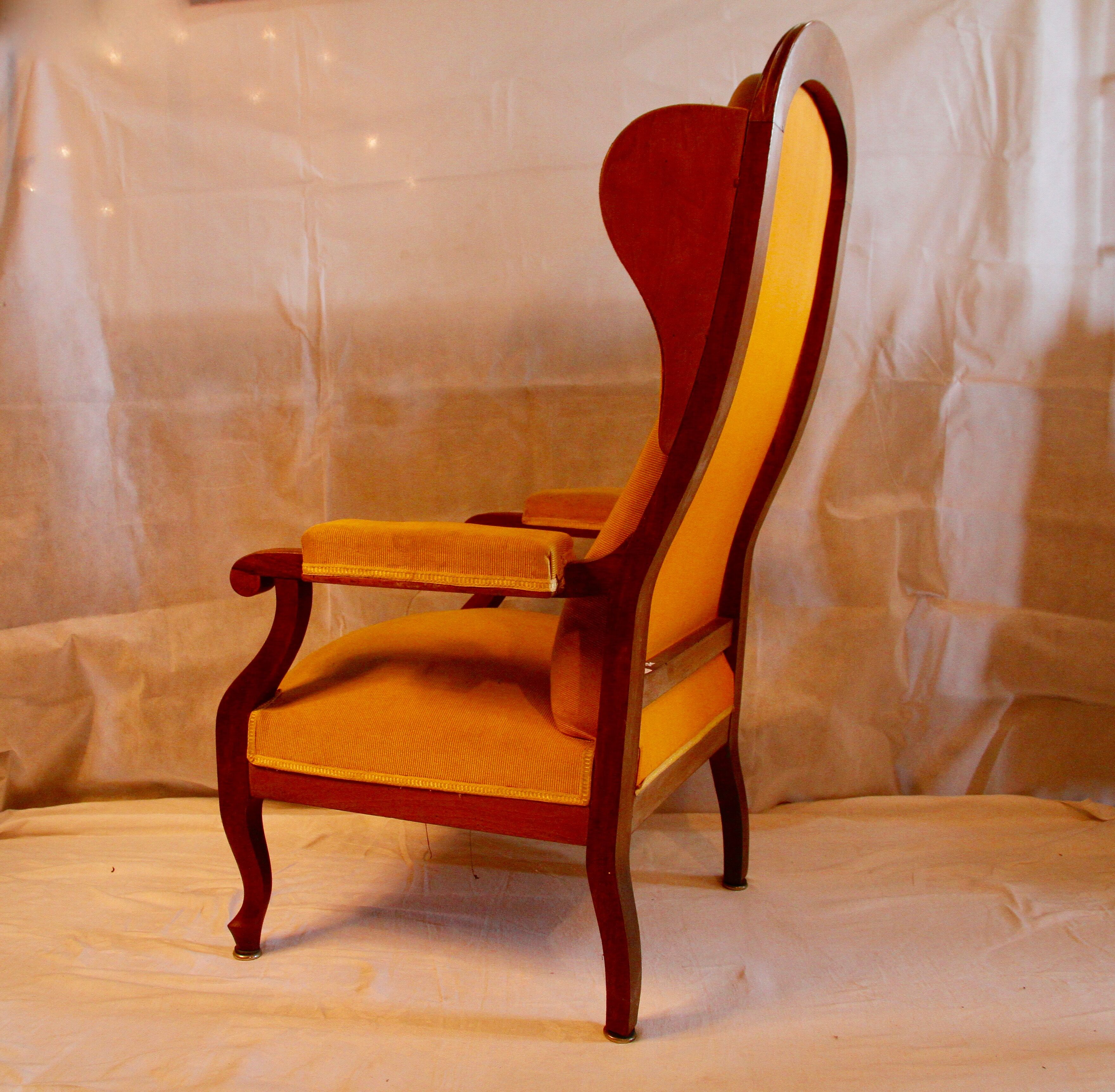 Fauteuil voltaire à oreilles, tissu jaune, XXe siècle