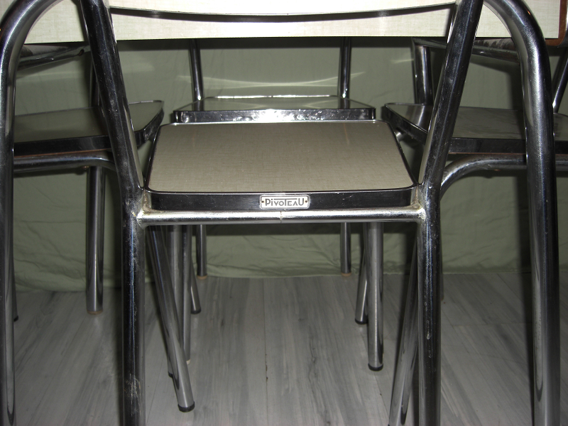Pivoteau in formica kitchen set
