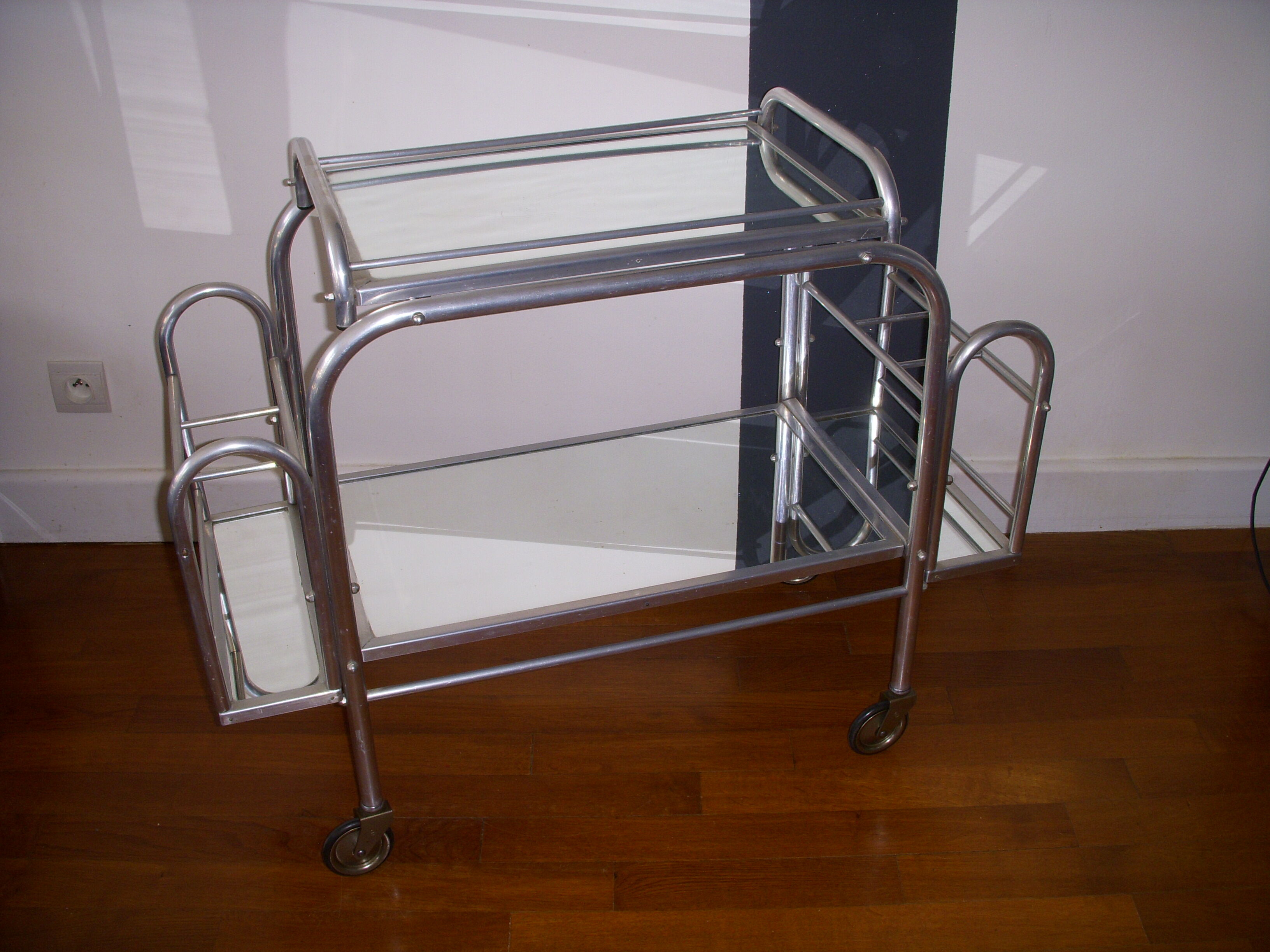 Serving a skateboard art deco 1930