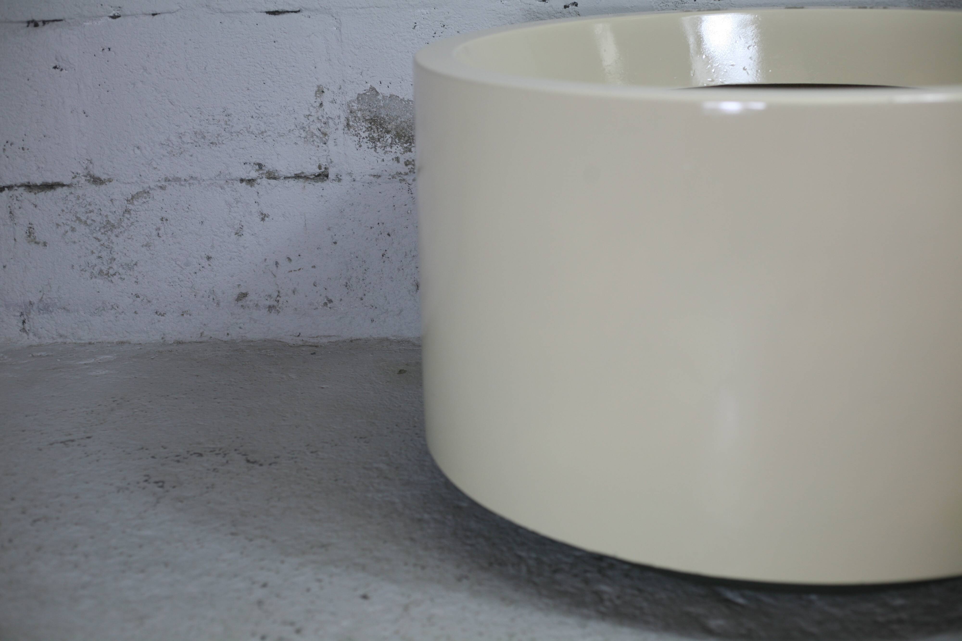 Important cylindrical planter in cream lacquered fiberglass, circa 1970