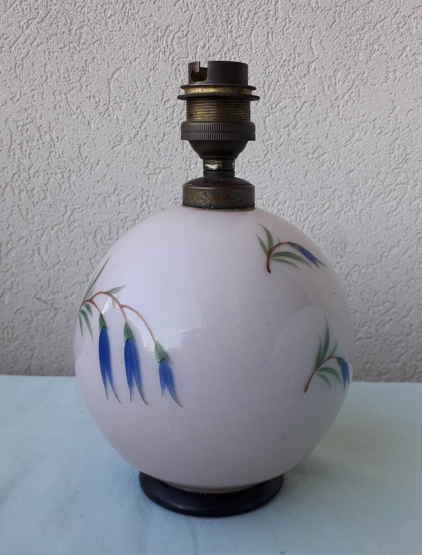Lamp base in pink opaline.