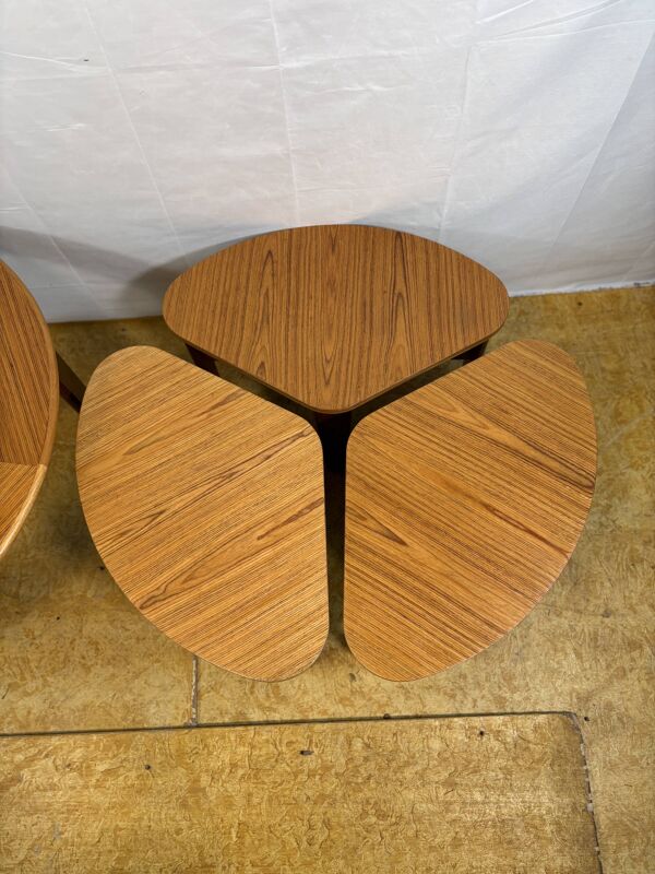 Table basse ronde en teck vintage rétro des années 60, 3 tables d'appoint gigognes.